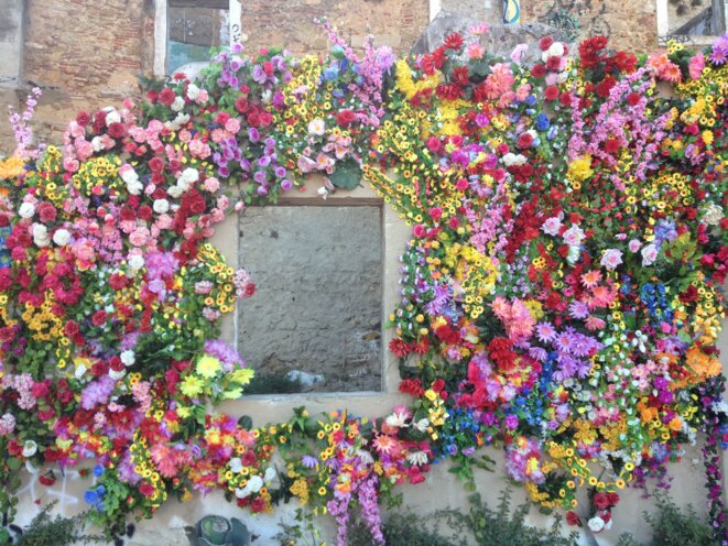 Disoriented Pavilion : la fleur en plastique dans tous ses états
